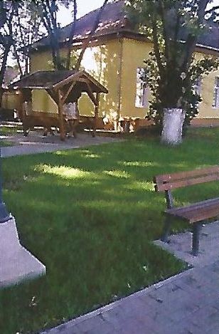 Parcul din centrul Vălcaniului, cu foișorul și băncile noi
